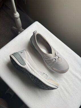 Bzees Niche Women's Slip-On Sneakers Size 7.5
Casual Retro